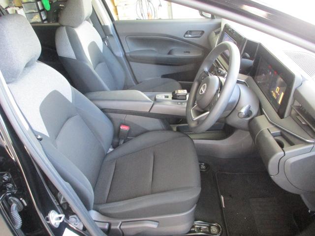 長時間運転しても疲れにくいシート採用！高さ調整が出来るので便利！運転席と助手席の間にはコンソールがありヒジ置きにもあるし収納出来るし便利です。