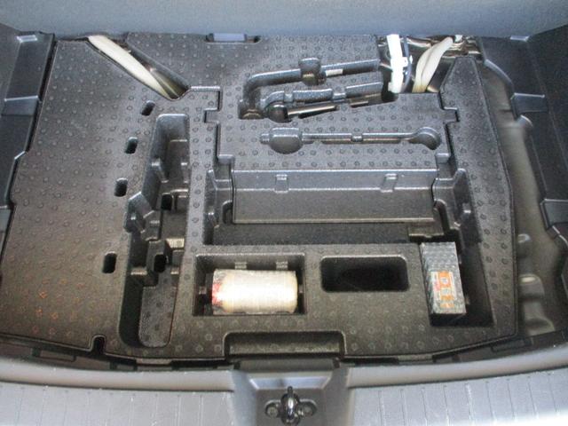 ラゲッジ下部にはパンク修理キットが車載されていますので出先でのパンクに現場で対応出来ます。