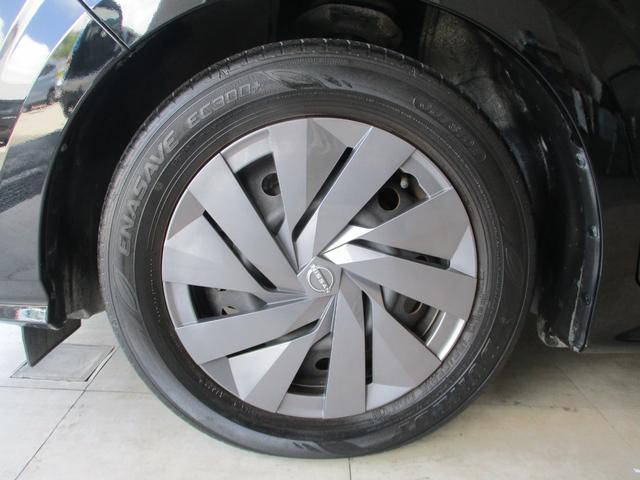 純正１５インチフルホイールカバー。タイヤサイズは１８５／６５Ｒ１５です。【前１３２２－５、後１３２２－６】