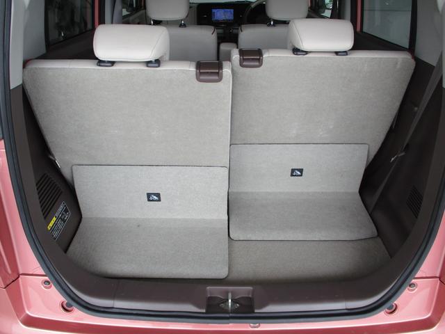 後席は左右独立で前後スライドが出来るので便利です。使い方色々出来ますね！