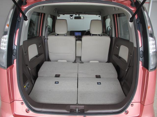 後席の背面を倒すとフラットになるので大きな荷物も載せる事が出来ます。