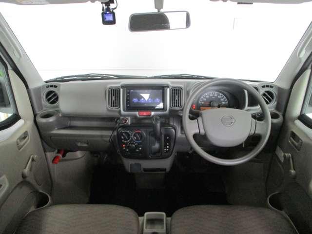 グレーを基調としたデザインの運転席です。ダッシュパネル等には大きなキズ無く綺麗です。