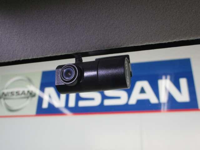 運転席前に後方カメラが設置されています。車内カメラとして使用されております。