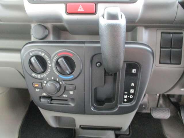 ■マニュアルエアコン。■５ＡＧＳシフトレバー（セミオートマタイプ）。