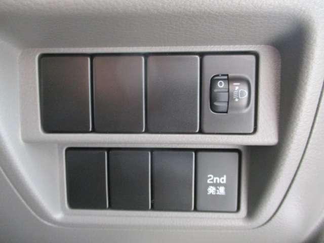 ■ヘッドライトマニュアルレベライザー。■２ｕｄ発信解除スイッチ。