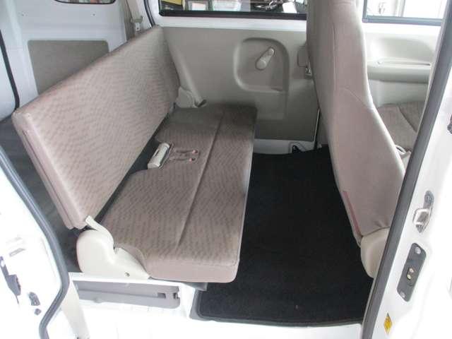 後部座席はちゃんと２人乗車できるタイプ！直角シートじゃないので大丈夫です！キズ・汚れ等無く綺麗です。