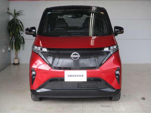 フロントカメラで前方の車両や歩行者を検知。万一、ドライバーが安全に減速できなかった場合には、自動的に緊急ブレーキを作動させて衝突を回避、または衝突時の被害や傷害を軽減します。