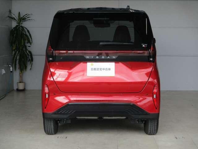 バックドアを横断するロングタイプのＬＥＤリヤコンビネーションランプを軽初搭載。荷室を犠牲にしないランプが、バックドア全体を美しく光らせます。