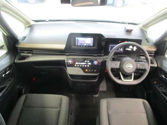 ミニバンならではの見渡しのいい運転席と、広々とした室内。スタイリッシュなインテリアです。女性ドライバーにも嬉しいバックカメラ付で駐車も楽々！