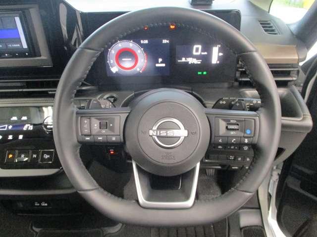 本革巻ステアリング。（ハンドル左側：オーディオ設定、ディスプレイ設定）（ハンドル右側：クルーズコントロール、プロパイロット、ハンズフリー）■パドルシフトでシフトチェンジが楽しくなります。