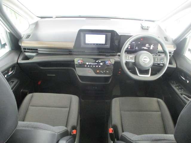 ■ミニバンならではの見渡しのいい運転席と、広々とした室内。スタイリッシュなインテリアです。女性ドライバーにも嬉しいバックカメラ付で駐車も楽々！