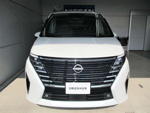 ■フロントマスクの大きなＶモーショングリルは日産らしさを引き立たせてくれます。