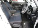 内外装は専門業者でクリーニング済み。ベンチシート。アームレスト付きが嬉しい。