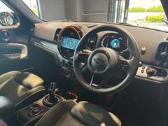 丸を基調とした個性的なインテリア。ＭＩＮＩならではの拘りポイントです！運転が楽しくなるインテリアです！ 2