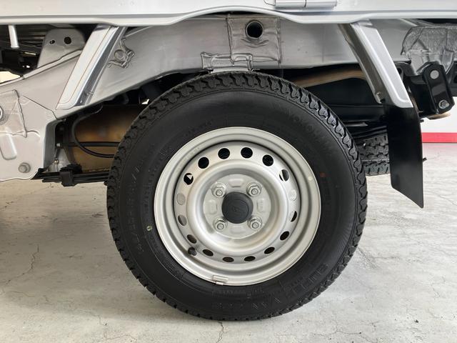 ��p�̃G���W���N���[�i�[�őS�̂ɕ���������𕂂����܂��B�{���l�b�g���Ȃǂ̉���𒆐S�Ƀu���V�������s���A��򂵃G�A�u���[�Ŏd�グ�Ă���܂��B