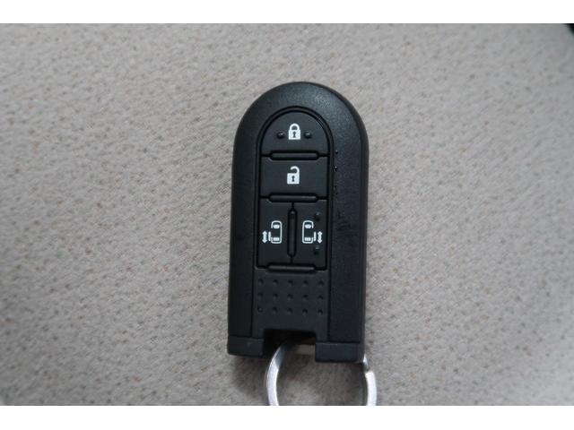 キーフリーシステムで電子カードキーを携帯していれば、ドアハンドルのリクエストスイッチを押すだけでドアロックを施錠・解錠できます。