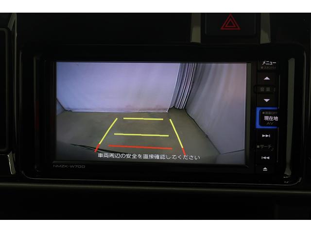 バックカメラ付きで後方視界を確保します。