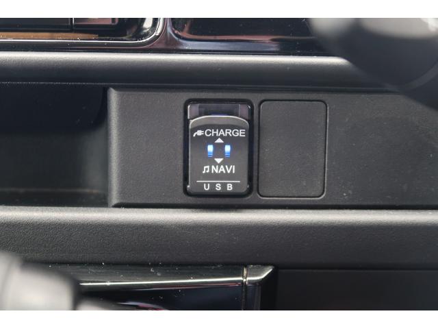 USBソケット付きでスマホの充電も楽々。