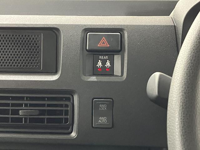 ハイゼットカーゴ ＤＸ　／切替４ＷＤ／ラジオ／オートライト／踏み間違い防止　踏み間違い防止　Ｗエアバック　キーフリーシステム　エコアイドル　車線逸脱警報　切替４ＷＤ　オートハイビーム　両側スライドドア　オートライト　運転席エアバッグ　ＡＢＳ　記録簿　ＶＤＣ（21枚目）