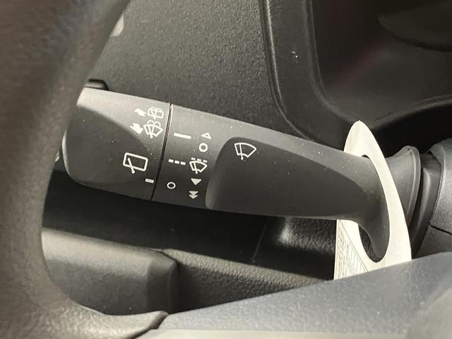 ハイゼットカーゴ ＤＸ　／切替４ＷＤ／ラジオ／オートライト／踏み間違い防止　踏み間違い防止　Ｗエアバック　キーフリーシステム　エコアイドル　車線逸脱警報　切替４ＷＤ　オートハイビーム　両側スライドドア　オートライト　運転席エアバッグ　ＡＢＳ　記録簿　ＶＤＣ（24枚目）