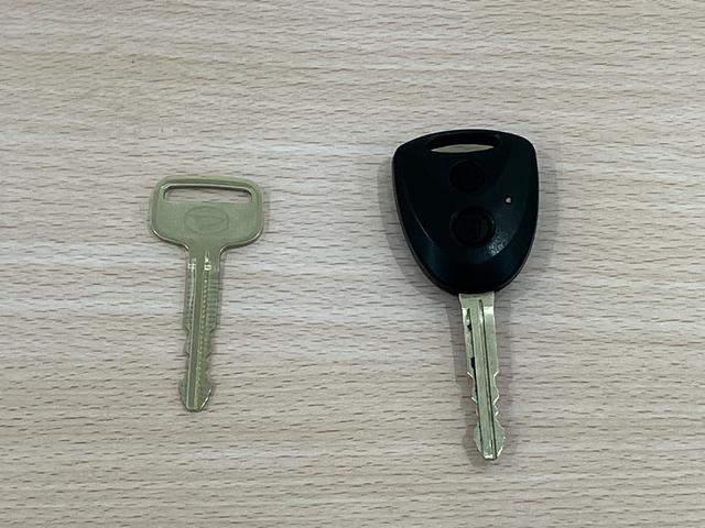 ハイゼットカーゴ ＤＸ　／切替４ＷＤ／ラジオ／オートライト／踏み間違い防止　踏み間違い防止　Ｗエアバック　キーフリーシステム　エコアイドル　車線逸脱警報　切替４ＷＤ　オートハイビーム　両側スライドドア　オートライト　運転席エアバッグ　ＡＢＳ　記録簿　ＶＤＣ（26枚目）