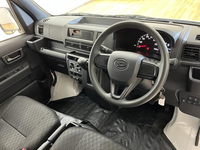 ハイゼットカーゴ ＤＸ　／切替４ＷＤ／ラジオ／オートライト／踏み間違い防止　踏み間違い防止　Ｗエアバック　キーフリーシステム　エコアイドル　車線逸脱警報　切替４ＷＤ　オートハイビーム　両側スライドドア　オートライト　運転席エアバッグ　ＡＢＳ　記録簿　ＶＤＣ（31枚目）