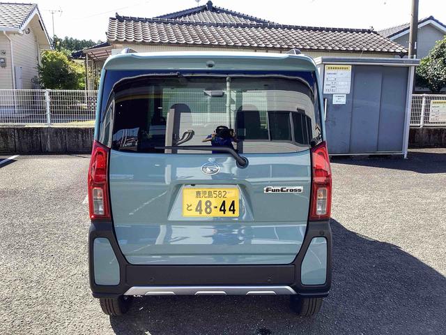 タント ファンクロス インパネシフト ディスプレイオーディオ プッシュスタートスイッチ 電子カードキー 電動パーキングブレーキ 両側オートドア 衝突軽減システム レーンキープアシスト ABS アルミホイール(3枚目)