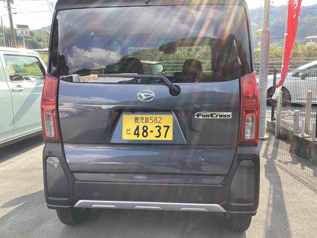 タント ファンクロス　インパネシフト　プッシュスタートスイッチ　電子カードキー　電動パーキングブレーキ　両側オートドア　衝突軽減システム　レーンキープアシスト　ＡＢＳ（3枚目）