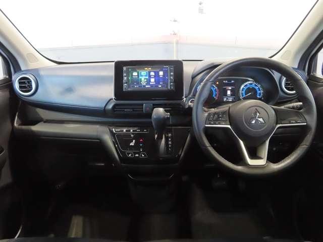 シフトレバーをダッシュパネルセンターに装備。運転席、助手席の足元すっきり！