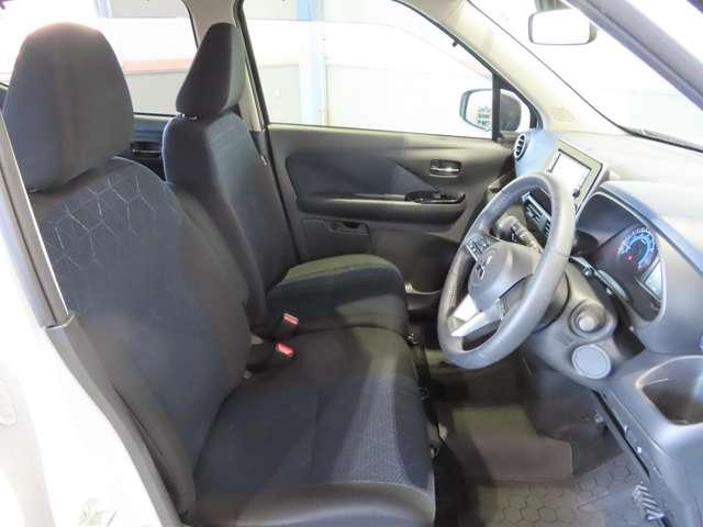 大きなベンチシートで足元もヒロビロ■大型シートで座り心地は快適♪中央にはアームレストが付いてゆったりドライブ♪　シートヒーターを運転席，助手席に装備（＊＾-＾＊）