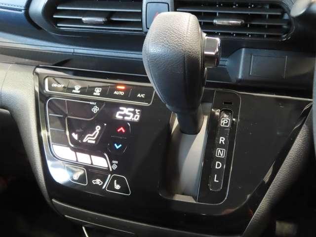 ダッシュセンターに配置のシフトレバー　操作性の良い位置だと思います。スマートフォンのような操作感の、タッチパネルオートエアコン。