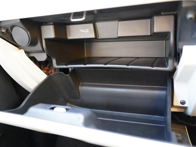 �O���[�u�{�b�N�X�ɂ͎Ԍ��ؓ����p�̃X�y�[�X������܂��I�q���r�����g���ĕ֗��ł��I