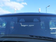 フロントガラス上部には安全機能のデュアルカメラブレーキサポートが付いています！２つのカメラで人間の目のような働きで夜間の歩行者感知もできる仕組みです。衝突被害軽減ブレーキや踏間違い防止を手助けします！ 6