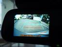 シフトレバーをリバースに入れると、バックミラー内にバックカメラの映像が映し出されます!駐車時も安心ですね。
