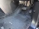 運転席足元です。専門美装業者による室内クリーニングを実施しておりますので、汚れやすい足元も綺麗な状態になっています。