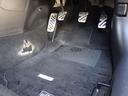 運転席足元です。専門美装業者による室内クリーニングを実施しておりますので、汚れやすい足元も綺麗な状態になっています。