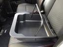 助手席の座面下には、取り外しできる小物入れが収納されております。