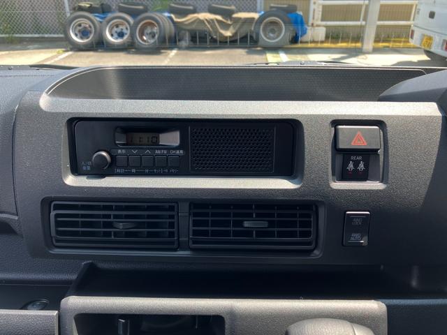 ハイゼットカーゴ デラックス 4WD CVT AM/FMラジオデッキ スマートアシスト・コーナーセンサー・3モード電子制御4WD(CVT車)・荷室長1,915mm・荷室幅1,410mm・荷室高1,250mm・ハロゲンヘッドランプ・マニュアルエアコン(7枚目)