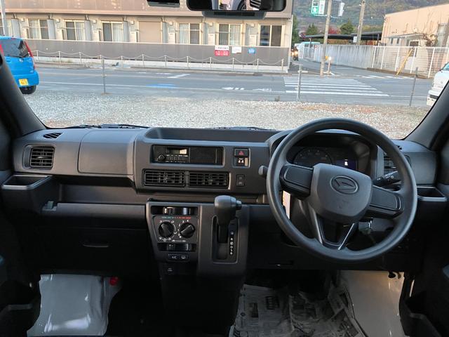 ハイゼットカーゴ デラックス　４ＷＤ　ＣＶＴ　ＡＭ／ＦＭラジオデッキ　スマートアシスト・コーナーセンサー・３モード電子制御４ＷＤ（ＣＶＴ車）・荷室長１，９１５ｍｍ・荷室幅１，４１０ｍｍ・荷室高１，２５０ｍｍ・ハロゲンヘッドランプ・マニュアルエアコン（6枚目）