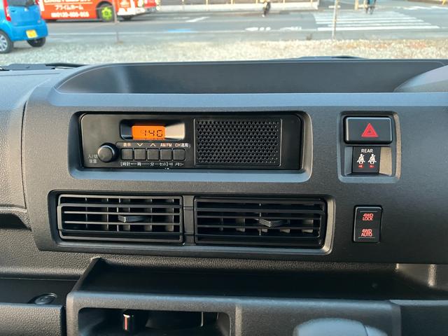 ハイゼットカーゴ デラックス　４ＷＤ　ＣＶＴ　ＡＭ／ＦＭラジオデッキ　スマートアシスト・コーナーセンサー・３モード電子制御４ＷＤ（ＣＶＴ車）・荷室長１，９１５ｍｍ・荷室幅１，４１０ｍｍ・荷室高１，２５０ｍｍ・ハロゲンヘッドランプ・マニュアルエアコン（7枚目）