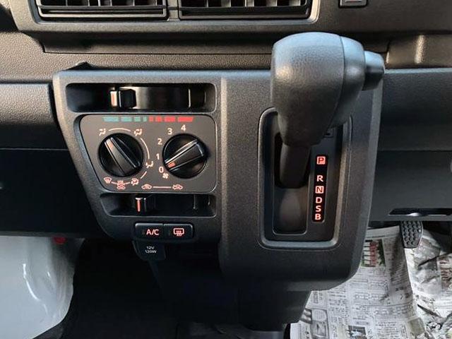 ハイゼットカーゴ デラックス　４ＷＤ　ＣＶＴ　ＡＭ／ＦＭラジオデッキ　スマートアシスト・コーナーセンサー・３モード電子制御４ＷＤ（ＣＶＴ車）・荷室長１，９１５ｍｍ・荷室幅１，４１０ｍｍ・荷室高１，２５０ｍｍ・ハロゲンヘッドランプ・マニュアルエアコン（9枚目）