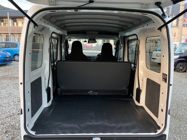 ハイゼットカーゴ デラックス　４ＷＤ　ＣＶＴ　ＡＭ／ＦＭラジオデッキ　スマートアシスト・コーナーセンサー・３モード電子制御４ＷＤ（ＣＶＴ車）・荷室長１，９１５ｍｍ・荷室幅１，４１０ｍｍ・荷室高１，２５０ｍｍ・ハロゲンヘッドランプ・マニュアルエアコン（14枚目）