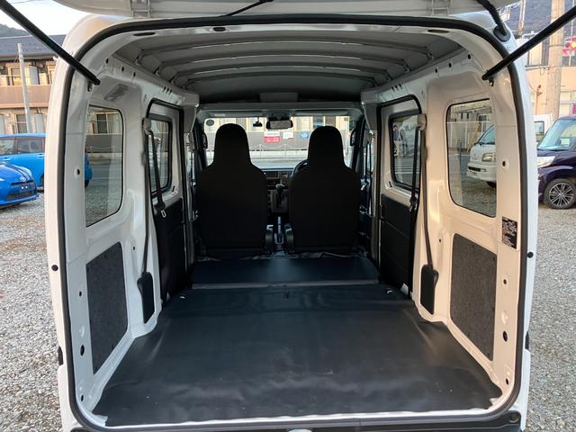 ハイゼットカーゴ デラックス　４ＷＤ　ＣＶＴ　ＡＭ／ＦＭラジオデッキ　スマートアシスト・コーナーセンサー・３モード電子制御４ＷＤ（ＣＶＴ車）・荷室長１，９１５ｍｍ・荷室幅１，４１０ｍｍ・荷室高１，２５０ｍｍ・ハロゲンヘッドランプ・マニュアルエアコン（15枚目）