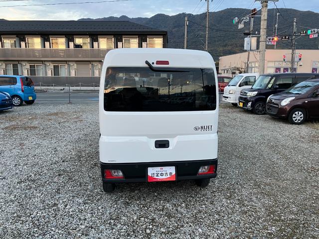 ハイゼットカーゴ デラックス　４ＷＤ　ＣＶＴ　ＡＭ／ＦＭラジオデッキ　スマートアシスト・コーナーセンサー・３モード電子制御４ＷＤ（ＣＶＴ車）・荷室長１，９１５ｍｍ・荷室幅１，４１０ｍｍ・荷室高１，２５０ｍｍ・ハロゲンヘッドランプ・マニュアルエアコン（22枚目）