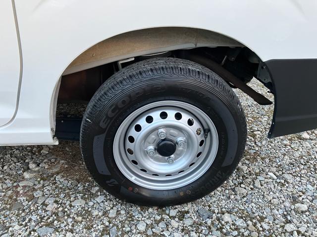ハイゼットカーゴ デラックス　４ＷＤ　ＣＶＴ　ＡＭ／ＦＭラジオデッキ　スマートアシスト・コーナーセンサー・３モード電子制御４ＷＤ（ＣＶＴ車）・荷室長１，９１５ｍｍ・荷室幅１，４１０ｍｍ・荷室高１，２５０ｍｍ・ハロゲンヘッドランプ・マニュアルエアコン（24枚目）