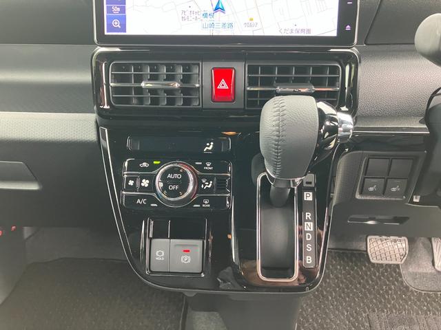 タント カスタムＲＳ　１０インチナビ　パノラマモニター　スマートアシスト・ＬＥＤヘッドライト・１５インチアルミホイール・両側パワースライドドア・ＵＳＢソケット・運転席助手席シートヒーター・レザー調Ｘフルファブリックシート・本革巻ステアリングホイール（10枚目）