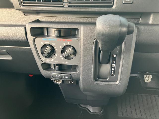 ハイゼットカーゴ クルーズターボ 4WD CVT 純正ナビ バックモニター スマートアシスト・コーナーセンサー・3モード電子制御4WD(CVT車)・直列3気筒インタークーラーターボ・ハロゲンヘッドランプ・マニュアルエアコン・電動格納ミラー(9枚目)