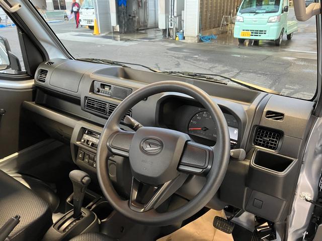 ハイゼットトラック スタンダード　４ＷＤ　ＣＶＴ　ＡＭ／ＦＭラジオデッキ　スマートアシスト・切り替え式４ＷＤ（ＣＶＴ車）・荷台フロア長２，０３０ｍｍ・荷台幅１，４１０ｍｍ・防錆鋼鈑・ハロゲンヘッドランプ・マニュアルエアコン（8枚目）