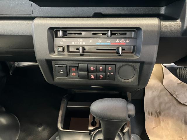 ハイゼットトラック スタンダード　４ＷＤ　ＣＶＴ　ＡＭ／ＦＭラジオデッキ　スマートアシスト・切り替え式４ＷＤ（ＣＶＴ車）・荷台フロア長２，０３０ｍｍ・荷台幅１，４１０ｍｍ・防錆鋼鈑・ハロゲンヘッドランプ・マニュアルエアコン（13枚目）