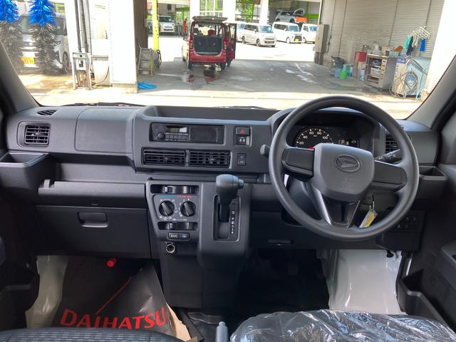 ハイゼットカーゴ デラックス　４ＷＤ　ＣＶＴ　ＡＭ／ＦＭラジオデッキ　スマートアシスト・コーナーセンサー・３モード電子制御４ＷＤ（ＣＶＴ車）・荷室長１，９１５ｍｍ・荷室幅１，４１０ｍｍ・荷室高１，２５０ｍｍ・ハロゲンヘッドランプ・マニュアルエアコン（6枚目）